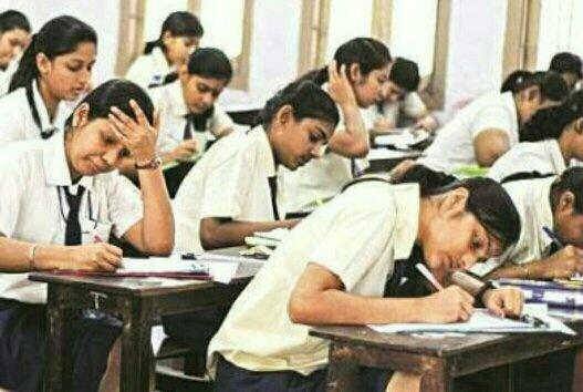 અગાઉ ખાનગી સ્કૂલોના સંચાલકોને કોર્ટમાંથી બેવડો ફટકો પડયો હતો. ફી નિયમન કાયદાને પડકાર્યો હોવાથી ફી નિર્ધારણ સમિતિ (FRC) સમક્ષ ફી વધારાની દરખાસ્ત કરવામાં ધરાર દાંડાઈ કરતી સ્કૂલોને સુપ્રીમ કોર્ટે બે સપ્તાહમાં જ પોતાની દરખાસ્તો રજૂ કરી દેવાનું અલ્ટિમેટમ આપ્યું હતું.