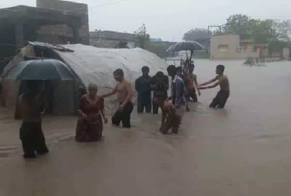 મોડી રાતે અમદાવાદના રાણીપ, સાબરમતી, ચાંદલોડિયા, ગોતા ઝરમર વરસાદ વરસ્યો હતો. આ ઉપરાંત એસ-જી હાઈવે, સરખેજ, વસ્ત્રાપુર, ઘાટલોડિયા, વાડજ, આશ્રમ રોડમાં ધીમો વરસાદ નોંધાયો હતો.