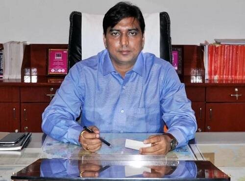 હવામાન વિભાગની આગાહી મુજબ આગામી 24 કલાક દરમિયાન અમદાવાદ જિલ્લામાં ગ્રામ્ય તેમજ શહેરી વિસ્તારમાં ભારેથી અતિભારે વરસાદ થવાની સંભાવના હોઈ શહેરીજનો અને ગ્રામ્યજનોને સાવચેતી રાખવા જણાવવામાં આવે છે. અમદાવાદ કલેક્ટર ડો.વિક્રાંત પાંડેએ નંબર પણ જાહેર કર્યા હતાં જેમાં ડીઝાસ્ટર કંટ્રોલ રૂમ નં. 079-27560511 અને AMC કંટ્રોલ રૂમ નં. 26582520 અને 25682530 સંપર્ક કરવો.