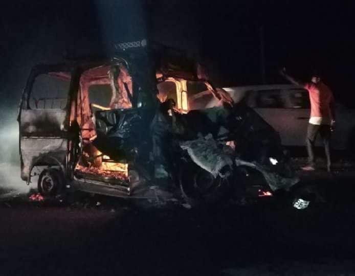  આ ઉપરાંત એક વ્યક્તિને ગંભીર હાલતમાં રાજકોટ હોસ્પિટલમાં ખસેડાઈ છે. મોરબી તરફથી રાજકોટ આવી રહેલી ઇકો કાર રાત્રે નવેક વાગ્યે ટંકારા-કાગદડી વચ્ચે સાંઇ શક્તિ હોટેલ પાસે પહોંચી હતી ત્યારે મહારાષ્ટ્ર પાસિંગની ટ્રક કાર સાથે ધડાકાભેર અથડાતાં રાજકોટના 8ના લોકોનાં મોત થયા હતા.