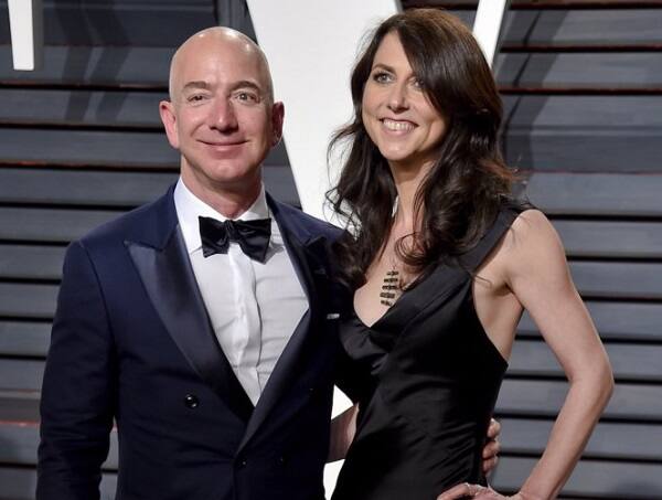 જેફ બેઝોસની સંપત્તિમાં એક જ વર્ષમાં 52 અબજ ડોલરનો વધારો થયો છે, જ્યારે મુકેશ અંબાણીની કુલ સંપત્તિ 44.3 અબજ ડોલર છે. હાલ બિલ ગેટ્સ બિલિયોનેર્સની યાદીમાં 95.5 અબજ ડોલરની સંપત્તિ સાથે બીજા નંબરે છે, જ્યારે સંપત્તિ અમેરિકન ઇન્વેસ્ટર 83 અબજ ડોલરની સંપત્તિ સાથે ત્રીજા નંબર પર છે.