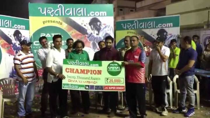  આ ઘટના અંગે રૂહી ઉર્ફે સ્નેહ પારેખે નોંધાવેલી ફરિયાદ પ્રમાણે, પસ્તીવાલા ડોટ કોમના માલિક પરેશ પારેખના ભાયલીમાં નવરચના યુનિવર્સિટી સામે આવેલા ઘેર મોડી રાત્રે પહોંચી જઇ રાજેશ્વરીસીંહ નામની યુવતીએ તેની સાથે ગાળાગાળી કરી હતી. આ ઉપરાંત તેણે સ્કોર્પિયો કારના કાચ પણ તોડી નાંખ્યા હતા.