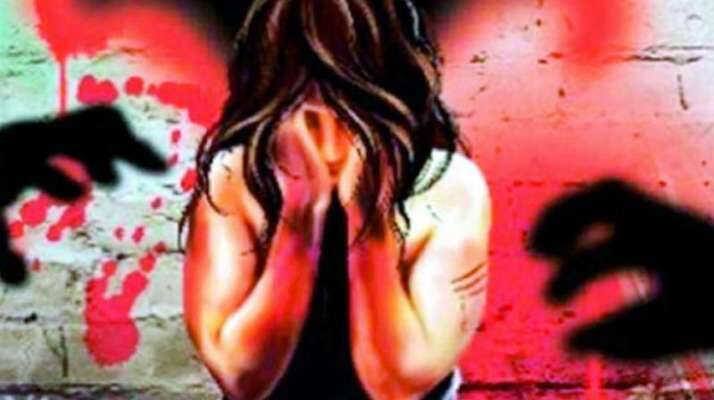 રૂહી ઉર્ફે સ્નેહ પારેખે તાલુકા પોલીસ સ્ટેશનમાં નોંધાવેલી ફરિયાદમાં જણાવ્યુ છે કે, મારા પતિ પરેશ પસ્તીવાલા ડોટ કોમના માલિક છે જેઓની ઓફિસ વડોદરા અને સુરત ખાતે આવેલી છે. 12 જુલાઈના રોજ રાત્રે એક વાગે હું ઘરમાં હતી ત્યારે મારા પતિની ઓફિસમાં અગાઉ કામ કરતી રાજેશ્વરીસિંહ અચાનક મારા ઘેર આવી હતી.