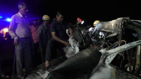 રાજકોટની ભાગોળે થયેલા ગોઝારા અકસ્માતમાં કલાડિયા પરિવારના સાત સભ્યો અને કારચાલક મળી કુલ 8નાં મોત નીપજ્યાં હતાં. અકસ્માતમાં બે દંપતીનો ભોગ લેવાયો હતો, જેમાં રાજેશભાઇ કલાડિયા અને તેના પત્ની ભાવનાબેન રાજેશભાઇ તેમજ રમેશભાઇ કલાડિયા અને તેના પત્ની મીનાબેન કલાડિયાના મૃત્યુ થયા હતા. આજીવન સાથે રહેવાના એકબીજાને કોલ આપનાર બંને દંપતીએ મોતમાં પણ સાથ નિભાવતા કલાડિયા પરિવાર સ્તબ્ધ થઇ ગયો હતો.