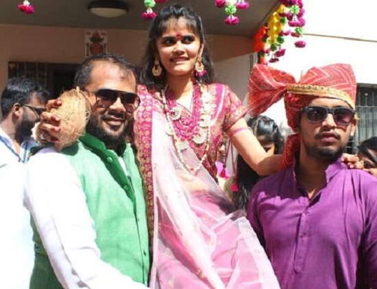હીનાની દિક્ષાને લઈને તેના પરિવારજનો પણ ખૂબ ઉત્સાહિત છે. પરિવાર પણ દીક્ષા ઉત્સવની તૈયારીમાં વ્યસ્ત બની ગયો છે. સુરતમાં હીનાના વતન અને સમાજના અનેક પરિવારો રહે છે. પોતાના વતન અને નજીકની દીકરી, સ્નેહીજન સંયમના માર્ગે જઈ રહી હોવાથી તેઓ પણ ખુશ છે.