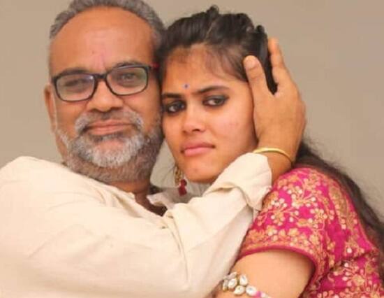 કરોડપતિ પિતાની દીકરી ડો. હિનાએ જણાવ્યું હતું કે, ભૌતિક દ્રષ્ટિએ હું ડોક્ટર છું પણ આધ્યાત્મિક દ્રષ્ટિએ હજુ હું દર્દી છું. મારા રોગ મારા કર્મ છે. હું કર્મ નામના રોગથી ઘેરાયેલી પીડિત છું. જેથી મારે દીક્ષા લઈને આ કર્મબંધનમાંથી મુક્ત થવાનું છે. 