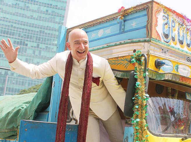 કહેવાય છે કે, અમેરિકાના સિએટલમાં એમેઝોનની સ્થાપના બાદ બન્નેએ ખુબ સંઘર્ષ કર્યો. 1999 સુધી બન્નેએ એક બેડરૂમ વાળા ભાડાના મકાનમાં સમય વિતાવ્યો. આજે તેમની પાસે અમેરિકાના પાંચ શહેરોમાં ઘર છે અને જેફ અમેરિકામાં 25 મો સૌથી મોટો જમીન માલિક છે.
