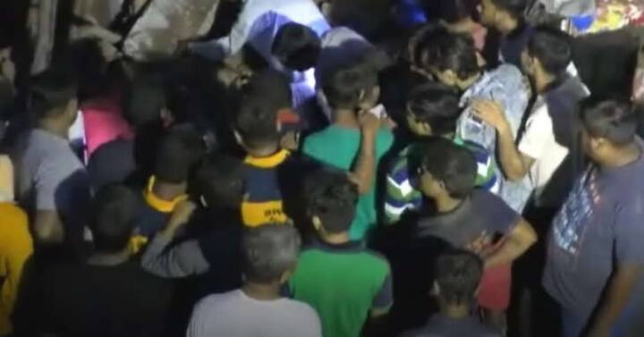 અડધી રાતે મકાન ધરાશાયી થતાં ખખડવાનો અવાજ સાંભળી મકાન માલિક કિશોર રાણા અને તેમના પત્ની કોકિલાબેન ઉઠી ગયા હતા. તેમણે મકાન પડતું જોઇ બુમાબુમ કરી મુકી હતી. જેને લીધે આસપાસથી લોકો દોડી આવ્યા હતા. બચાવ કામગીરીમાં કેટલાક સ્થાનિકો પણ કાટમાળમાં દબાયા હતાં.