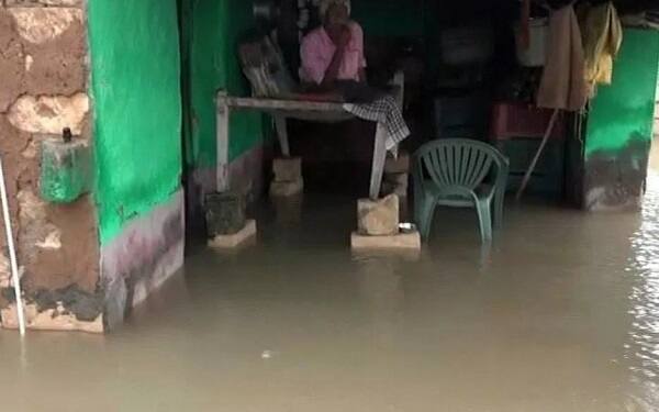 છેલ્લા એક અઠવાડિયાથી પણ વધારે સમયથી સૌરાષ્ટ્ર અને દક્ષિણ ગુજરાતમાં ધોધમાર વરસાદ પડી રહ્યો છે. ત્યારે આજે વહેલ સવારથી જ જૂનાગઢ જિલ્લામાં ધોધમાર વરસાદ શરૂ થઈ ગયો હતો. ભારે વરસાદના કારણે માણાવદરમાં 6 કલાકમાં 11 ઈંચ વરસાદ ખાબકતાં વરસતા સમગ્ર શહેર પાણીથી લથપથ થઇ ગયું છે. 