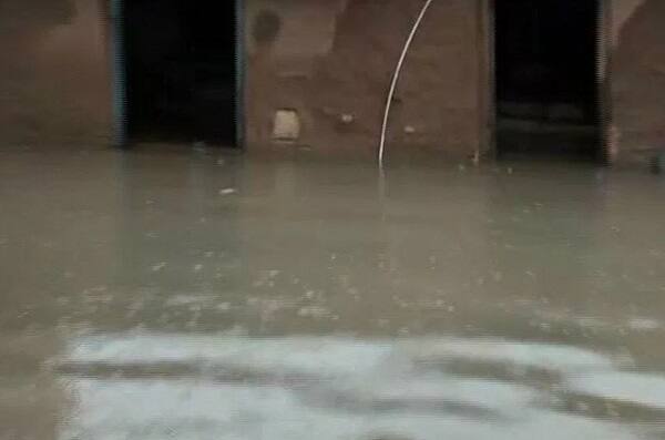 સૌરાષ્ટ્રમાં વરસાદની આગાહી બાદ ચાલી રહેલ ભારે વરસાદથી તારાજી સર્જાઈ છે. ત્યારે ગીર સોમનાથ, સોરઠ, અમરેલી અને જામનગર સહિતના અલગ અલગ વિસ્તારોમાં છેલ્લા 8 દિવસથી અનરાધાર વરસાદ વરસી રહ્યો છે. 