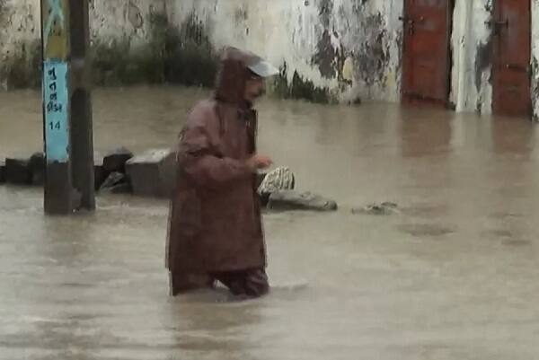 8 દિવસમાં 40 ઈંચ સુધી વરસેલા વરસાદને કારણે નદીઓ ગાંડીતૂર બની હતી જેના કારણે ત્રણ-ત્રણ દિવસથી સૌરાષ્ટ્રના સેંકડો ગામોમાં પાણીમાં ગરકાવ થઈ ગયા છે. 