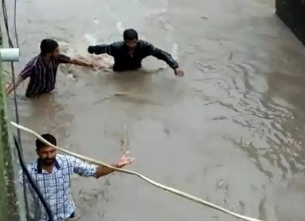 નદીમાં પાણીની સપાટી વધતા પાણી ગામમાં ઘુસ્યા છે. ભુવાટીંબી ગામમાં કમરસમા પાણી ભરાયા છે. ગામની શેરીઓમાં નદીના પાણીનું વહેણ જોવા મળી રહ્યું છે. લોકોના ઘરોમાં પાણી ભરાઈ જતા ઘરવખરીને નુંકશાન થયું છે. ગામમાં જ અન્ય સ્થળે જવા દોરડાનો સહારો લેવાઈ રહ્યો છે. ખેતી બેહાલ બની ગઈ છે.