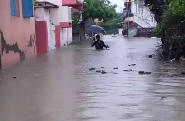 ઉપરવાસમાં પડેલા ભારે વરસાદને કારણે કેશોદ પંથકના ઘણાં ગામોમાં પૂરના પાણી ઘુસી ગયા છે. અહીં મેઘમહેર હવે મેઘકહેરમાં ફેરવાઈ ગઈ છે. ભારે વરસાદથી સાબલી ડેમમાં સારી એવી પાણીની આવક થઇ છે. સરસ્વતી નદીમાં પાણીનો પ્રવાહ વધ્યો છે. 