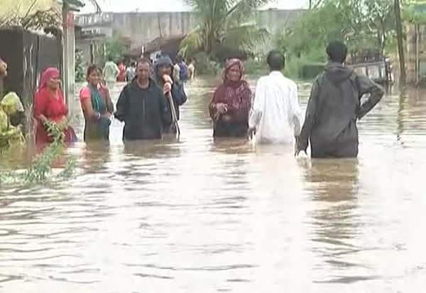 હજારો ગ્રામજનો પૂરમાં અટવાયા છે, જેના કારણે અતિવૃષ્ટિથી ગ્રામજનો માટે ઉપર આભ અને નીચે પાણી જેવી સ્થિતિ સર્જાઈ છે.