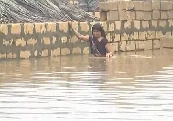 ઊનામાં થોડા વિરામ બાદ વરસાદ ફરીથી પોતાની ઈનિંગ શરૂ થઈ હતી. ઉનામાં થોડા વિરામ બાદ ફરી વરસાદ શરૂ થતાં ફરી નીચાણવાળા વિસ્તારોમાં પાણી ભરાઈ ગયાં છે. અમરેલીના ખાંભામાં રાયડી ડેમ ઓવરફ્લો થતાં નીચાણવાળા વિસ્તારોને એલર્ટ કરી દેવામાં આવ્યા છે.