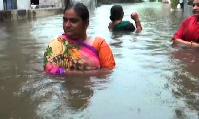 જૂનાગઢ: જુનાગઢ જીલ્લામાં વરસાદે ભારે તારાજી સર્જી છે. ત્યારે મંગળવારે મેઘરાજાએ કેશોદ પંથકને ધમરોળી નાખ્યું હતું. જીલ્લાના સુત્રાપાડામાં છેલ્લા 10 દિવસથી વરસી રહેલા વરસાદના કારણે ભુવાટીંબી ગામ બેટમાં ફેરવાયું છે. ગામના મુખ્ય બજારમાંથી જાણે નદીમાં આવેલા ઘોડાપુરની જેમ પાણી વહી રહ્યું હતું. 