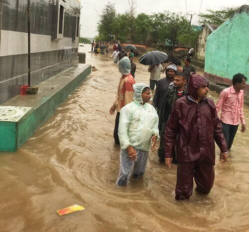 સૌરાષ્ટ્રની વાત કરીએ તો અમરેલી, ભાવનગર, રાજકોટ, પોરબંદર અને બોટાદ જિલ્લા સહિતના અલગ-અલગ વિસ્તારોમાં ભારેથી અતિ ભારે વરસાદ પડવાની સંભાવના છે. તેમજ ગીર સોમનાથ, જુનાગઢ અને દીવમાં પૂર પ્રકોપ સર્જે એવો વરસાદ પડી શકે છે. 