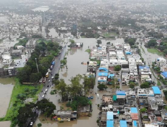 અમદાવાદ: છેલ્લા એક અઠવાડિયાથી પણ વધારેથી દક્ષિણ ગુજરાત અને સૌરાષ્ટ્રમાં વરસાદ વરસી રહ્યો છે. ભાર વરસાદના કારણે સૌરાષ્ટ્ર અને દક્ષિણ ગુજરાતમાં તારાજી સર્જાઈ છે. જેના પાણી હજુ સુકાયા નથી ત્યાં હવામાન વિભાગે ગુજરાત હજુ ચાર દિવસ ભારેથી અતિ ભારે વરસાદની આગાહી આપી છે. હવામાન વિભાગે 18 જુલાઈ મધ્ય ગુજરાતના પંચમહાલ, વડોદરા, આણંદ જ્યારે દક્ષિણ ગુજરાતના સુરત, ડાંગ, નવસારી, વલસાડ સહિતના વિસ્તારોમાં ભારે વરસાદ પડી શકે છે.