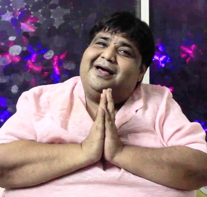 કવિ કુમાર પોતાના ડૉ. હંસરાજ હાથીના પાત્ર માટે કેટલા રૂપિયા લેતા હતા તેનો એક રિપોર્ટમાં ખુલાસો થયો હતો. રિપોર્ટ અનુસાર ડૉ. હાથીનું પાત્ર ભજવવા માટે કવિ કુમાર રોજના 25,000 રૂપિયા લેતા હતા. આ હિસાબે તેઓ માસિક 7 લાખ રૂપિયા લેતા હતા.