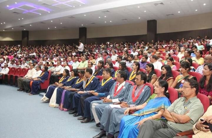 અંતમાં અમે 20 જૂલાઇની તૈયારીઓ શરૂ કરી દીધી. અમે અમારા માતાપિતાની હાજરીમાં પદવી લેવા માંગતા હોવાના કારણે અમે તેમની ટિકીટ પણ બુક કરી દીધી. પરિવારમાંથી બે લોકોને જ સમારંભમાં હાજરી આપવાની મંજૂરી છે. અમારે 19મીએ રાત્રે ગાંધીનગર પહોંચવાનું હતું અને અમારે અમારા ફોટોગ્રાફ રજૂ કરીને ડ્રેસિસ કલેક્ટ કરવાના હતા, અને કાર્યક્રમ માટે માતાપિતાના આઈડી કાર્ડ પણ બનાવવાના હતા. બાદમાં 20 જૂલાઈની સવારે પદવીદાન સમારોહનું રિહર્સલ પણ કરવાનું હતું.