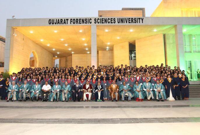 સર અમારી પ્રાથમિકતા અમારા પેરેન્ટ્સની હાજરીમાં ડિગ્રી લેવાની છે. પરંતુ આ રીતે જે લોકોએ પોતાના પ્લાન્સ વારંવાર બદલ્યા છે, તેમના માટે ખૂબ જ અસહ્ય બાબત રહી છે. અમારી ટીકીટ્સ અને બુકિંગ રદ કરાવવા પડ્યા અને આર્થિક રીતે પણ ઘણુ નુકસાન ભોગવવું પડ્યું છે. અમને નથી લાગતુ કે વડાપ્રધાન રાહત ફંડમાંથી અમને રિફંડ આપવામાં આવશે. સર આ ખરેખર પીએમઓ ઓફિસ અને કોલેજ મેનેજમેન્ટ માટે બેજવાબદારી ભરેલું છે.વરસાદ માત્ર વડાપ્રધાન જ નહી પરંતુ અમારા માતાપિતાને પણ નડે છે. આથી સર આ બાબતની થોડી જવાબદારી લો અને મહેરબાની કરીને આવું ફરીવાર બને તે માટે અંતિમ નિર્ણય સુધી આવી જાવ.