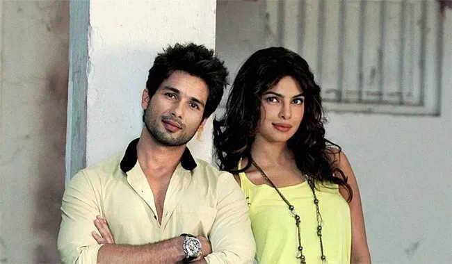 કરણ જોહરનો શો કોફી વિથ કરણ સીઝન -2મા પ્રિયંકા અને શાહીદ સાથે આવ્યા હતા. આ દરમિયાન તેઓ ફિલ્મ કમીને અને તેરી મેરી કહાનીમાં સાથે દેખાયા હતા. બંને અનેક જગ્યાએ ચોરી ચોરીથી મળતા તેવી વાતો આવી હતી, પણ બંનેએ ક્યારેય રિલેશનશિપ જાહેરમાં સ્વીકાર્યું ન હતું.