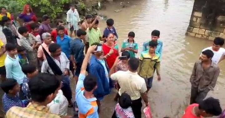 આ રોષનો ભોગ કુંવરજી બાવળિયા બન્યા હતા. વાસોજ ગામની કંચનબેન બલવંતભાઇ રાઠોડ નામની મહિલાએ કુંવરજી બાવળિયા સમક્ષ આક્રોશ વ્યક્ત કરતાં કહ્યું હતું કે, અમારા ગામમાં સરકાર તરફથી કોઇ રોડ-રસ્તા બનાવવામાં આવ્યા નથી કે કોઈ સગવડ નથી અપાઈ ને તમે ખાલી મત માગવા આવો છો.
