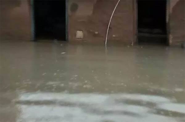 કંચનબેને કહ્યું કે, અમારા ખર્ચે તમે જલસા કરો છો ને છેલ્લા કેટલાક દિવસોથી અમારા ઘરોમાં પાણી ઘૂસી ગયા છે, અમારી ઘર વખરી પલળી ગઇ છે પણ સરકાર તરફથી કોઇ સહાય કે મદદ મળી નથી. ગ્રામજનોના સહિયારા પ્રયાસથી અમે મુશ્કેલીમાંથી બહાર આવ્યા છીએ.