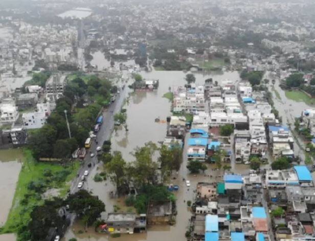 ગુજરાતના આણંદ, વડોદરા, અકિલા ડાંગ, તાપી, ભરૂચ, સુરત, પંચમહાલ, દમણ, દાદરા નગર હવેલીમાં ભારેથી અતિ ભારે વરસાદ પડવાની આગાગી હવામાન વિભાગે વ્યક્ત કરી છે. તો વલસાડ, નવસારી જિલ્લામાં ભારે વરસાદ પડવાની આગાહી કરવામાં આવી છે. સૌરાષ્ટ્ર અને દક્ષિણ ગુજરાતમાં ભારે વરસાદ ચાલુ રહેશે. 