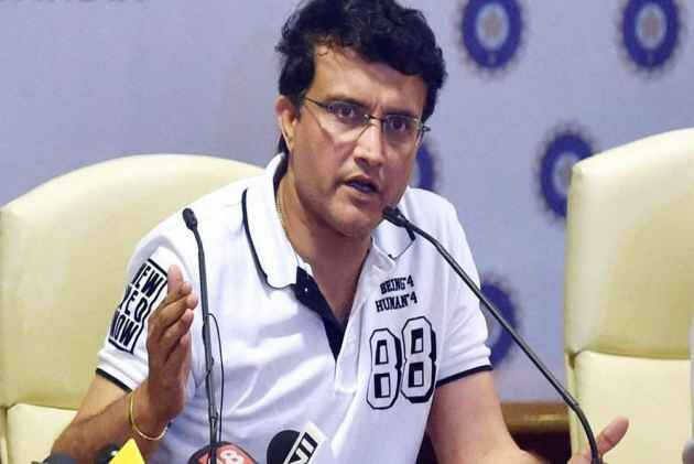 મહેન્દ્ર સિંહ ધોનીને લઇને ગાંગુલીએ કહ્યું કે, આ વિકેટ કિપર બેટ્સમેન 2019 વર્લ્ડકપ માટે ટીમની પસંદ છે, તો તેને રમત સુધારવી પડશે. ગાંગુલીએ કહ્યું કે, જો ધોનીને રમાડવામાં આવે છે તો તેને હિટિંગ કરવી જ પડશે. 