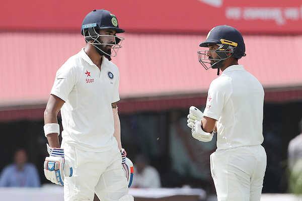 પૂર્વ કેપ્ટન સૌરવ ગાંગુલીને વધુમાં કહ્યું કે, ભારતીય ટીમ મેનેજમેન્ટ પોતાના બે શાનદાર બેટ્સમેન કેએલ રાહુલ અને અજિંક્યે રહાણેની પ્રતિભાનો યોગ્ય ઉપયોગ નથી કરી રહ્યું. ગાંગુલીએ કહ્યું કે, હુ આંખ બંધ કરીને દેખુ તો મને રાહુલ નંબર ચાર પર બેટિંગ કરતો દેખાય છે. તેમને કહ્યું કે મિડલ ઓર્ડરમાં સતત ફેરબદલના કારણે ટીમ ઇન્ડિયાનું પ્રદર્શન પ્રભાવિત થઇ રહ્યું છે.