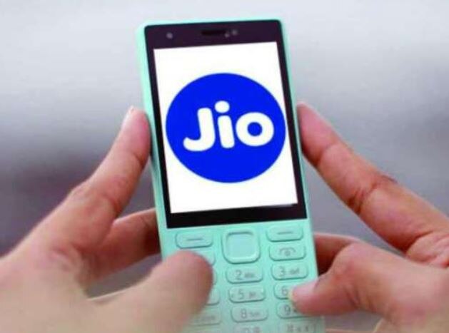 જૂના ફીચર ફોનનો એક્સચેન્જ કરી નવો જિઓફોન ખરીદ્યા બાદ યૂઝર્સ 49 અથવા 159 રૂપિયાવાળા પ્લાન પસંદ કરી શકે છે. 49 રૂપિયામાં 1 જીબી 4જી ડેટા અને 153 રૂપિયામાં દરરોજ 1.5 જીબી 4જી ડેટા મળશે. વેલિડિટી 28 દિવસની રહેશે.