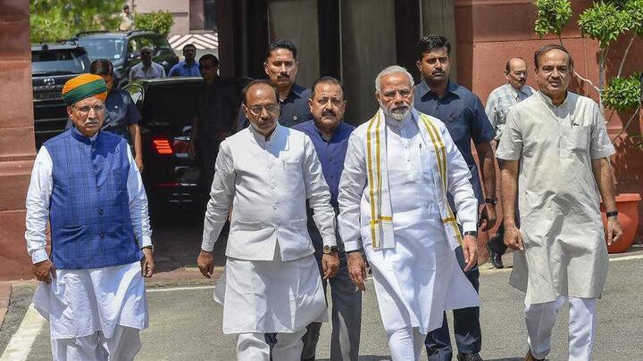 543 સાંસદો વાળી લોકસભામાં હાલ 11 બેઠકો ખાલી છે, એટલે કે લોકસભામાં સાંસદોની હાજરીની સંખ્યા 532 છે. આ દ્રષ્ટિએ બહુમતી માટે જરૂરી આંકડો 267 બેઠકોનો છે. અત્યારે બીજેપી પાસે 272 સાસંદોની સાથે સરકારના પક્ષમાં કુલ 295 સાંસદ છે. આ આંકડો 313 નો હોત, પણ શિવસેના પોતાનું વલણ સ્પષ્ટ નથી કર્યું. 