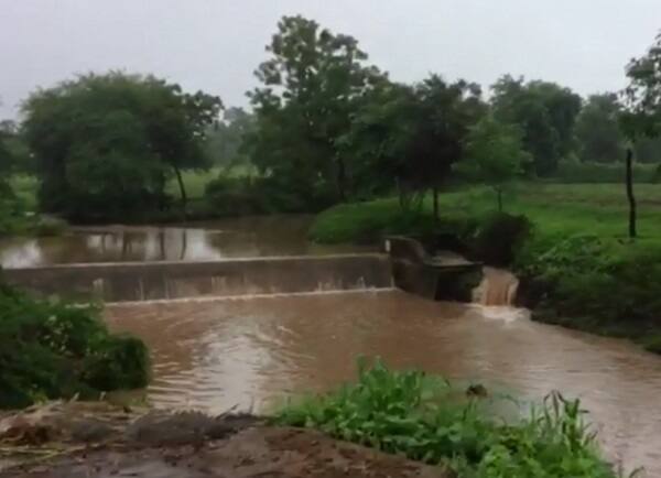 આ સિવાય અરવલ્લીના ભિલોડા, શામળાજીમાં પણ ભારે વરસાદ પડ્યો હતો. ભિલોડામાં એક ઇંચ, શામળાજીમાં 2 ઇંચ, ધનસુરામાં 3 ઇંચ, મોડાસામાં 2 ઇંચ, બાયડમાં 1 ઇંચ, મેઘરજમાં 1.5 ઇંચ, માલપુરમાં 5 ઇંચ વરસાદ નોંધાયો હતો.