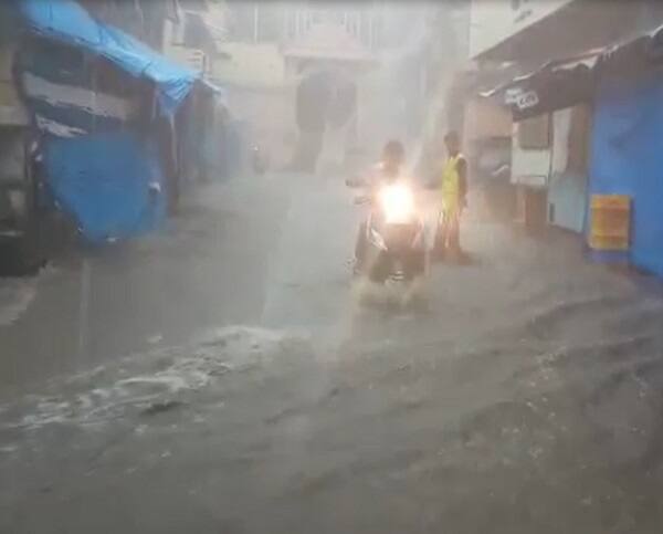 અમદાવાદમાં મોડી સાંજે મોટા ભાગના વિસ્તારોમાં વરસાદ પડ્યો હતો. રામોલ, સીટીએમ સહિત પૂર્વ વિસ્તારોના મોટા ભાગના નીચાળવાળા વિસ્તારોમાં પાણી ભરાયાં હતાં. બીજી તરફ ઉત્તર ગુજરાતના અંબાજીમાં 3 ઇંચ જેટલો વરસાદ પડ્યો હતો. એ જ રીતે બનાસકાંઠામાં વરસાદ આવતા બનાસ નદીમાં નવાં નીરની આવક થઈ ગતી. 