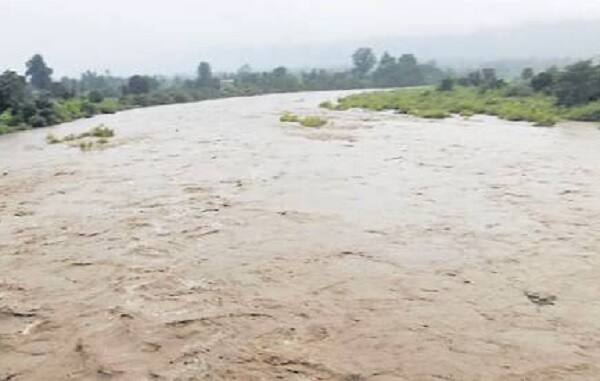 ખેડબ્રહ્મા તાલુકામાં સમી સાંજે પડેલા વરસાદ અને રાજસ્થાન ઉપરવાસમાં પડેલા ભારે વરસાદથી ખેડબ્રહ્મની હરણાવ નદી બે કાંઠે વહેવા લાગી હતી. જેથી તંત્ર દ્વારા કોઝવે બંધ કરવાની ફરજ પડી હતી. નદી બે કાંઠે વહેતી થથાં શહેરી જનો જોવા ઉમટી પડ્યા હતા. 