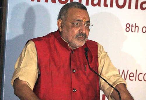 ગિરીરાજ સિંહે ટ્વીટ કરીને કોંગ્રેસ અધ્યક્ષ રાહુલ ગાંધીના આજના ભાષણને લઇને મજાક ઉડાવી છે. તેમને ટ્વીટ કરતાં લખ્યું છે- 'ભૂકંપની મજા લેવા તૈયાર થઇ જાઓ' તૈયાર રહેજો આજે ભૂકંપ આવવાનો છે.