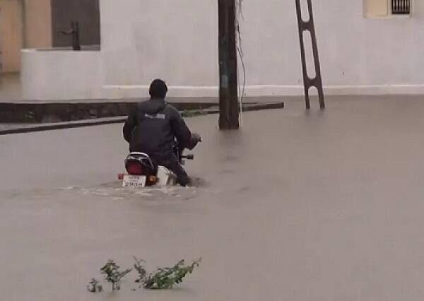 આજ રોજ મામલતદાર સહિતના અધિકારીઓએ મુલાકાત લીધી હતી. વિઠ્ઠલપુર ગામે ભારે વરસાદથી 30થી 40 ખેડૂતો અને માલધારીઓ વાડીઓમાં ફસાયા હતા. સવારે વરસાદ રહેતા એનડીઆરએફની ટીમે રેસ્ક્યુ કરી તમામને બહાર કાઢી સુરક્ષિત જગ્યાએ લઈ જવામાં આવ્યા હતાં.