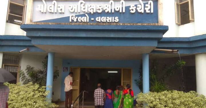 લગ્નનું વચન આપી કેવલ પ્રિયાને 17 જૂને ઘરેથી ભગાડી ગયો હતો. તેને ભગાડીને દેગામમાં ફોઇના ઘરે લઈ ગયો હો. અહીં તેઓ એક રાત રોકાયા પછી અનાલા લઈ ગયો હતો. અહીં તેઓ પાંચ દિવસ રોકાયા હતા. જ્યાં કેવલે અવાર-નવાર તેની સાથે શારીરિક સંબંધ બાંધ્યા હતા. 