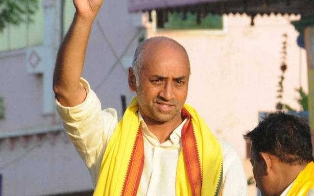 જયદેવ ગલ્લા અમરા રાજ ગ્રુપના સીઇઓ અને માલિક છે. જે 1000 કરોડથી પણ વધુના આસામી છે. 1992માં સૌથી પહેલા અમેરિકાના પ્રખ્યાત બેટરી બ્રાન્ડ જીએનબી બેટરી સાથે ટાઇપઅ કર્યું અને સેલ્સ અને સર્વિસ માટે 26 ટકાની ભાગીદારી કરી હતી. જેમાંથી જયદેવ ગલ્લાએ અમરા રાજા બેટરીઝ લિમીટેડ કંપનીની સ્થાપના કરી. અમરા રાજા ગ્રુપ બેટરી પ્રૉડક્શન કરી રહ્યુ છે. 