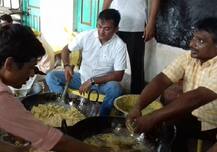 પૂરગ્રસ્તની વ્હારે આવ્યા વિપક્ષના નેતા પરેશ ધાનાણી, ભજીયા તરીને ખવડાવ્યા