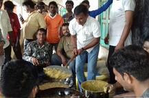 પૂરગ્રસ્તની વ્હારે આવ્યા વિપક્ષના નેતા પરેશ ધાનાણી, ભજીયા તરીને ખવડાવ્યા