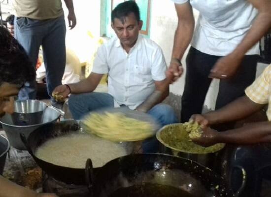 ભારે વરસાદના કારણે ઉનાનું માણેકપુર ગામ સંપર્કવિહોણું થયું હતું. માણેકપુર ગામ જતો રસ્તો સંપૂર્ણ ધોવાઇ ગયો છે અને રસ્તા પરનો પુલ જર્જરીત બની જતા ધાનાણી પાણીમાં ચાલીને જર્જરીત પુલ પરથી આ ગામમાં પહોંચ્યા હતા.