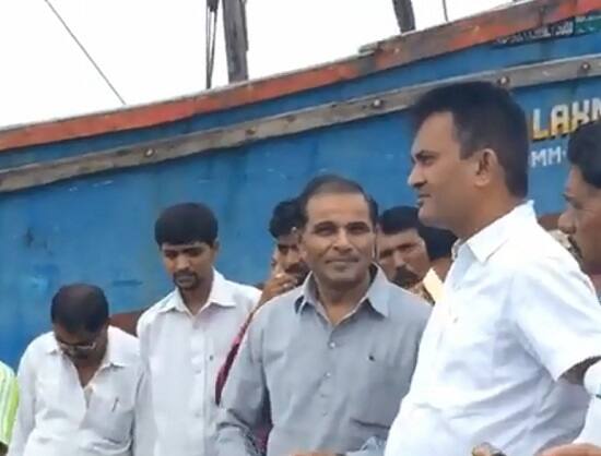 ધાનાણીએ આ ગામના લોકો અને ખેડૂતોની મુલાકાત લીધી હતી અને સહાય આપવાની વાત કરી હતી. માણેકપુરથી ધાનાણી ખત્રીવાડા જવા રવાના થયા હતા.