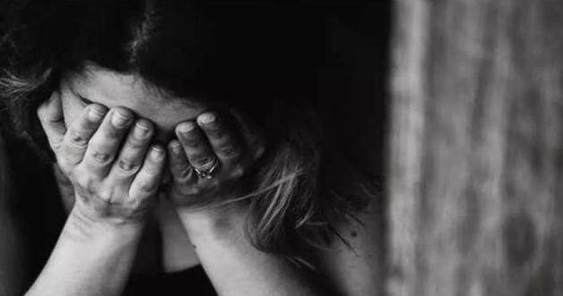 સુરતઃ ગુજરાત પ્રદેશ ભાજપના પૂર્વ ઉપાધ્યક્ષ જયંતિ ભાનુશાળી સામે બળાત્કારના કેસમાં પોલીસ ફરિયાદ નોંધવામાં આવી છે. પોલીસ ફરિયાદ બાદ આજે પીડિતાને મેડિકલ ટેસ્ટ માટે સ્મિમેર હોસ્પિટલમાં લાવવામાં આવી હતી. સુરતના યોગીચોક વિસ્તારમાં રહેલી એક યુવતીએ જયંતી ભાનુશાળી પર એડમિશન અપાવવાના બહાને બળાત્કાર ગુજારવવાનો આરોપ લગાવ્યો હતો. 