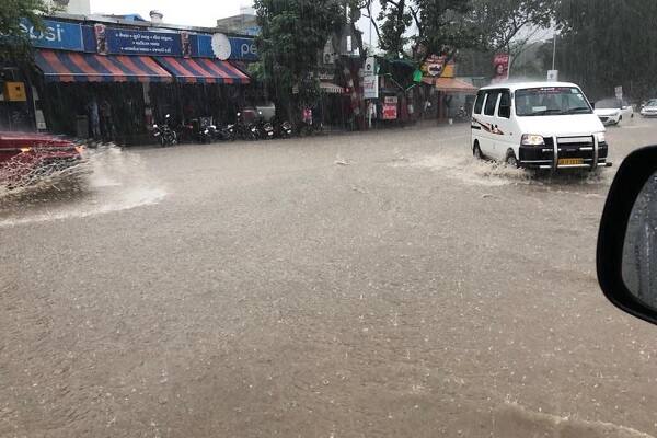 અમદાવાદ: શુક્રવારે સાંજે 4 વાગ્યે શરૂ થયેલા ભારે વરસાદે માત્ર 2 કલાકમાં અમદાવાદને ધમરોળિ નાખ્યું હતું. 2 કલાકમાં સૌથી વધુ 5.6 ઈંચ વરસાદ વેજલપુરમાં પડ્યો હતો. વેજલપુરમાં તો એવી સ્થિતિ થઈ કે 35 દિવસમાં 4 ઈંચ જ્યારે 2 કલાકમાં જ 5.50 ઈંચ વરસાદ ખાબક્યો હતો. એ જ રીતે મણીનગરમાં પણ 2 કલાકમાં 3 ઈંચ વરસાદ નોંધાયો હતો. 
