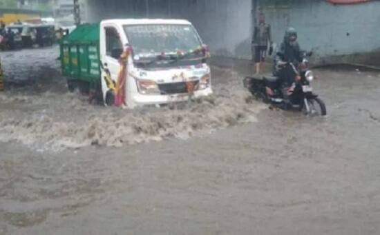 વેજલપુરમાં તો એવી સ્થિતિ થઈ કે 35 દિવસમાં 4 ઈંચ જ્યારે 2 કલાકમાં જ 5.50 ઈંચ વરસાદ ખાબક્યો હતો. એ જ રીતે મણીનગરમાં પણ 2 કલાકમાં 3 ઈંચ વરસાદ નોંધાયો હતો.