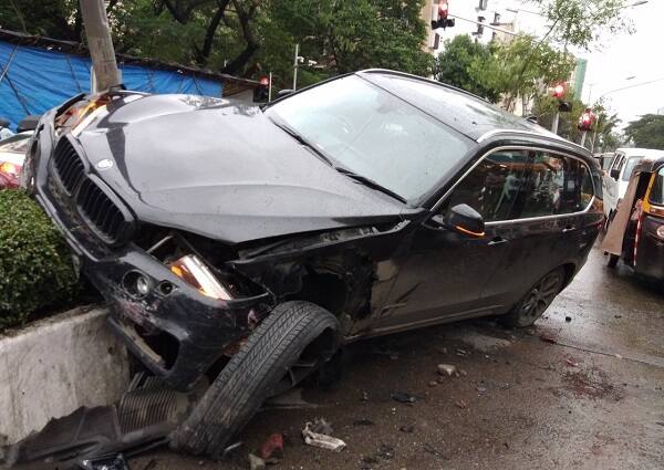 સુત્રો પ્રમાણે, શનિવાર સાંજે સિદ્ધાર્થ શુક્લાની બીએમડબલ્યુ કારને અકસ્માત થયો હતો. જેમાં અભિનેતાને થોડી ઈજા પહોંચી હતી. સિદ્ધાર્થની કારે એકસાથે ત્રણ કારને ટક્કર મારી હતી. 