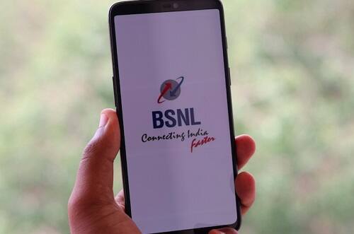 બ્રોડબેન્ડ ગ્રાહકો માટે 45થી 600 જીબી સુધીના સસ્તા પડે તેવા હાઈસ્પીડ કોમ્બો પ્લાન્સ અને લેન્ડ લાઈન પ્લાન શરૂ કરવામાં આવ્યા છે. વધુ સ્પીડ અને બધાં જ નેટવર્ક પર અનલિમિટેડ ફ્રી કોલિંગની સુવિધા આપવામાં આવશે. 6 મહિના બાદ રેગ્યુલર કોમ્બો પ્લાનમાં તેને તબદિલ કરવામાં આવશે. ખાસ સુવિધામાં બીએસએનએલ દ્વારા સ્વિંગ્સ સર્વિસ શરૂ કરી દેવામાં આવી છે. આ સુવિધા માટે કોઈ સિમ કાર્ડની જરૂરત નથી.