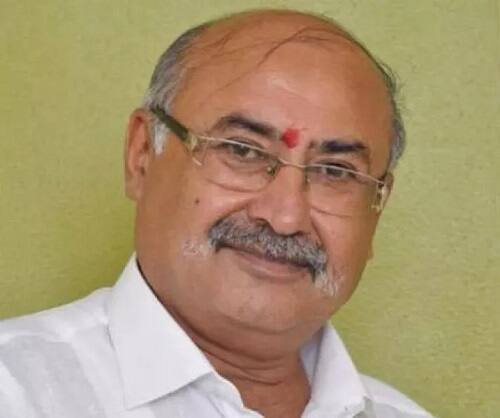 ભુજઃ કચ્છના નલિયા દુષ્કર્મ કાંડને પણ આંબી જાય તેવા અબડાસા તાલુકાના પૂર્વ ધારાસભ્ય અને ગુજરાત ભાજપ ઉપાધ્યક્ષ રહી ચુકેલા જયંતિ ભાનુશાળી દ્વારા યુવતીઓ પર આચરાયેલા સેક્સ કૌભાંડની વિગતો ધીમે ધીમે બહાર આવતી જાય છે, વધુ એક સેક્સ કૌભાંડથી સમગ્ર કચ્છમાં ખળભળાટ મચી ગયો છે. સુરતના વરાછાની યુવતીએ કરેલી ફરિયાદ પૂર્વે વાપીની એક યુવતીએ નખત્રાણા પોલીસ મથકમાં ગત 15 એપ્રિલ 2018ના બળાત્કારની ફરિયાદ નોંધાવવા અરજી આપી હતી.